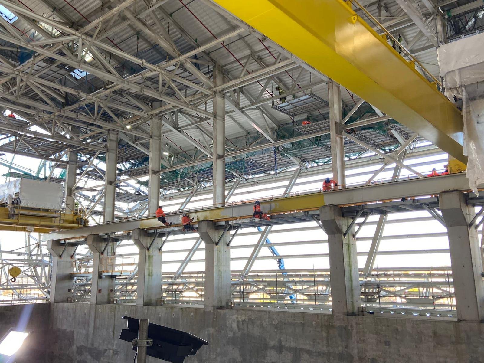 4 men working with steel using rope access