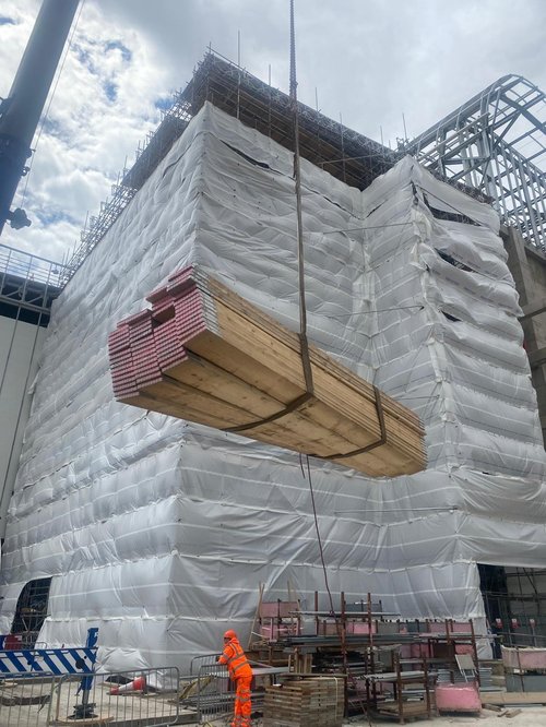 Lifting pallets for the scaffolding