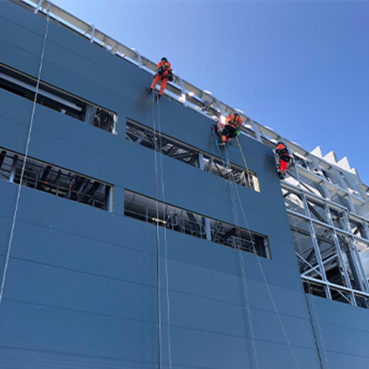 Accessing the side on a building via rope access
